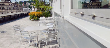 Terrasse mit Tischen und Stühlen