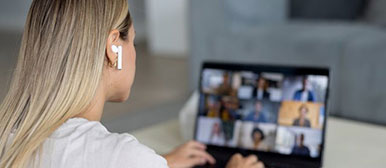 Frau an Laptop in einem Teammeeting