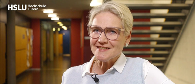 Susann Bongers steht im Treppenhaus der Hochschule Luzern