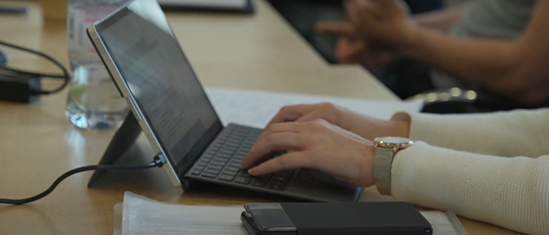 Eine Frau schreibt auf Laptop