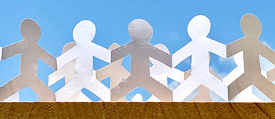 Maennchen halten sich die Haende.