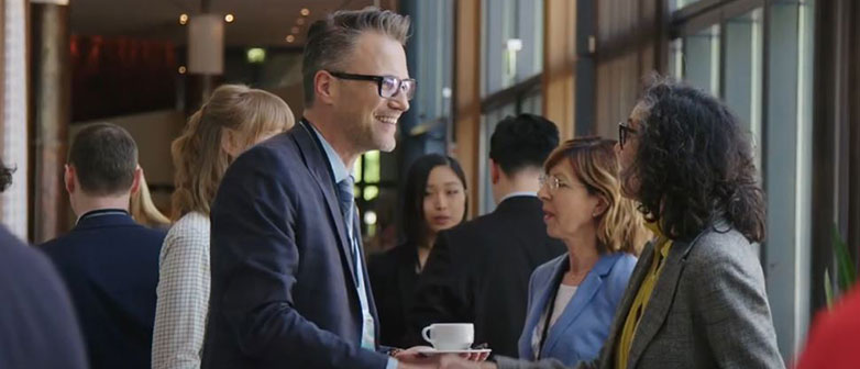 Menschen treffen sich in einer Halle