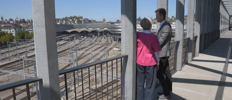 Programmleitung auf Terrasse Campus mit Sicht auf Geleise