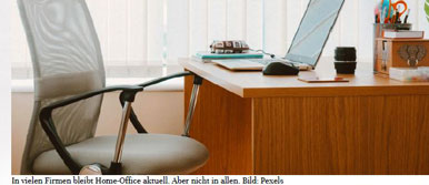 Stuhl vor Pult mit Laptop