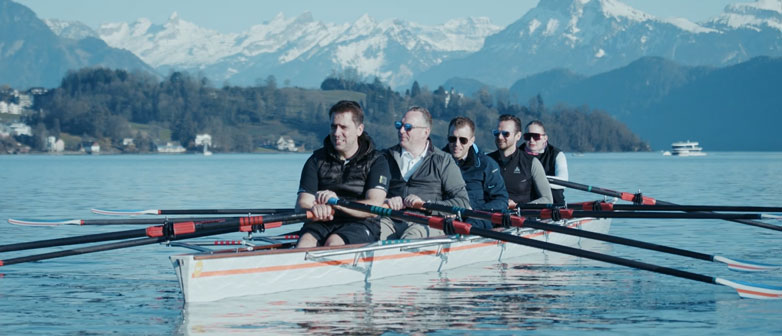 Ruderer in Ruderboot auf dem See
