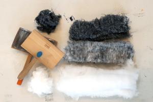 Kardieren von Vliesstoffen aus recyclierten Fasern und Anteilen an neuen Fasern., © Hochschule Luzern - Design & Kunste, CC Produkt & Textil