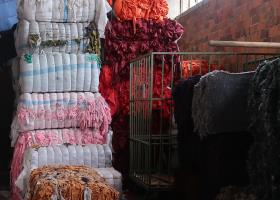 Ballen mit Industrieabfällen der Textilproduktion, © © HSLU