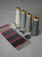 Ringspinngarne (hinten), Vorgarne in verschiedenen Farbmischungen, Strickmuster, 34% Brennnesseln mit 66% Baumwolle , © HSLU