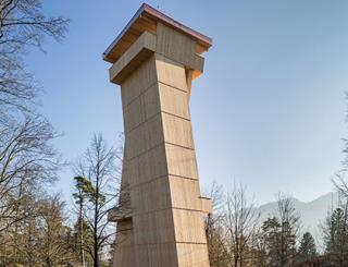 Schwyz: Der «schreitende Waldmensch» im Tierpark von Goldau ist aus Holz, das aus der Sichtweite des Turmes stammt, gebaut. Quelle: © Frederic Urben