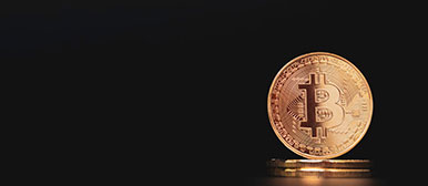 Bitcoin Münze auf schwarzem Hintergrund